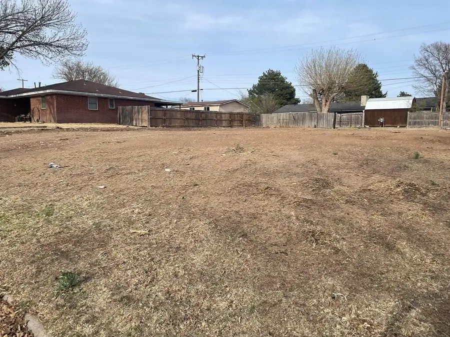 1823 Chestnut Avenue, Dalhart, TX 79022 - #2