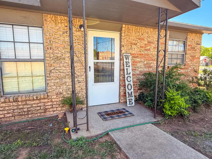 207 Avenue E, Childress, TX 79201 - #3