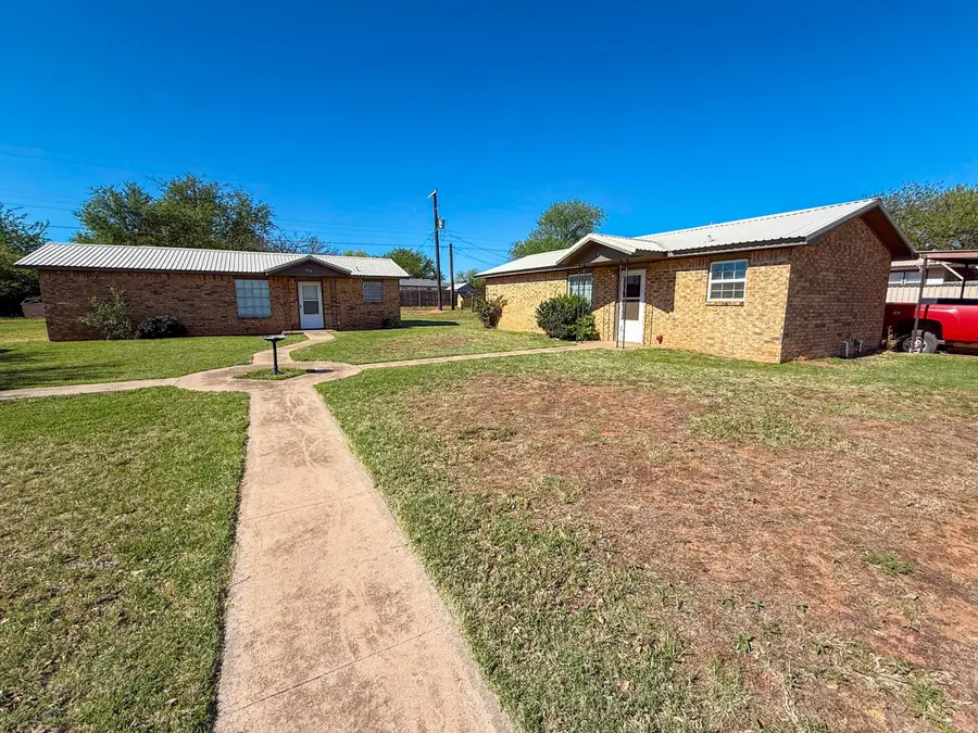 805 Avenue J, Childress, TX 79201 - #2