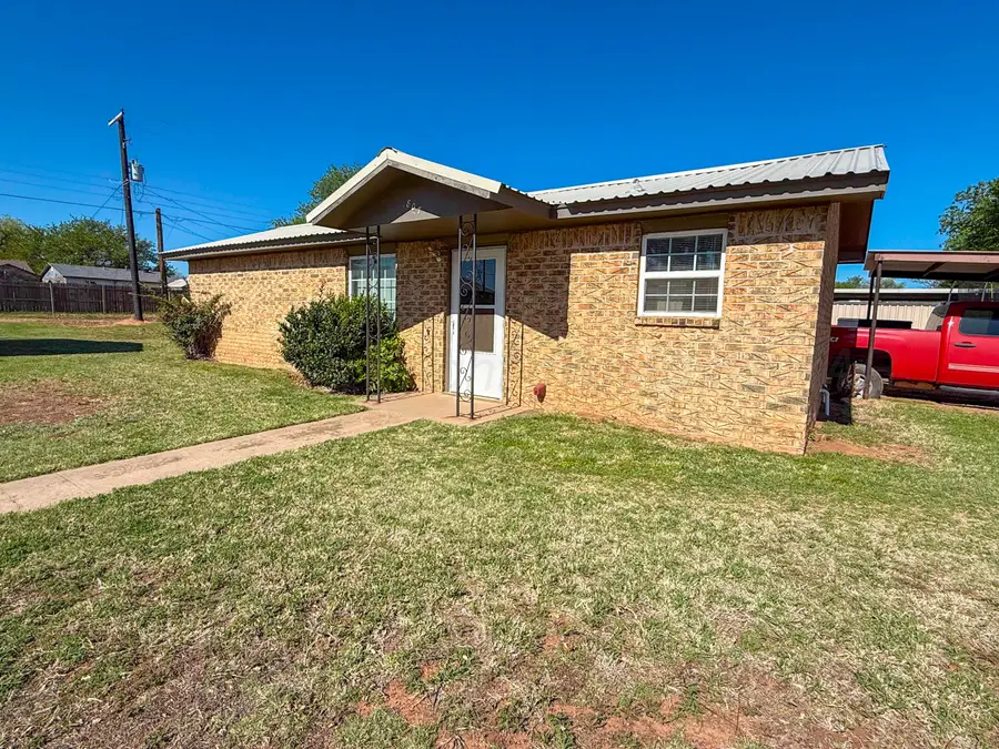 805 Avenue J, Childress, TX 79201 - #3