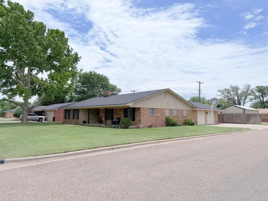 733 W Oak Street, Dimmitt, TX 79027 - #3