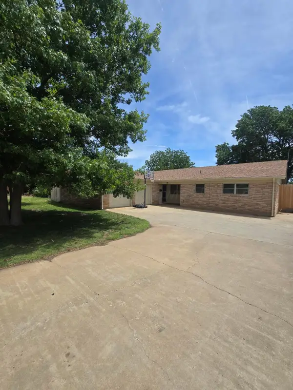 301 Bennett Drive, Dumas, TX 79029-4132