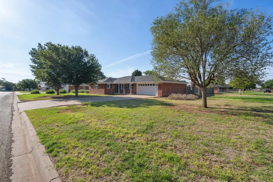 609 W Cleveland Street, Dimmitt, TX 79027 - #2