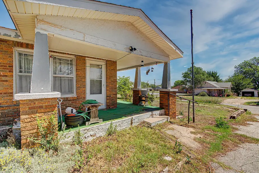 615 N Madden Street, Shamrock, TX 79079 - #2