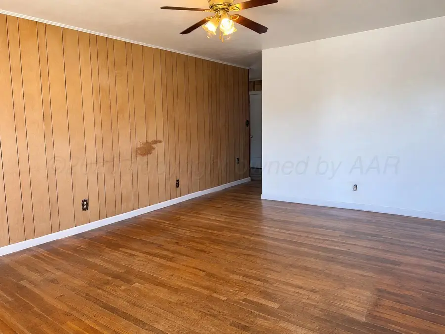 203 W 12th Avenue, Spearman, TX 79081 - #2