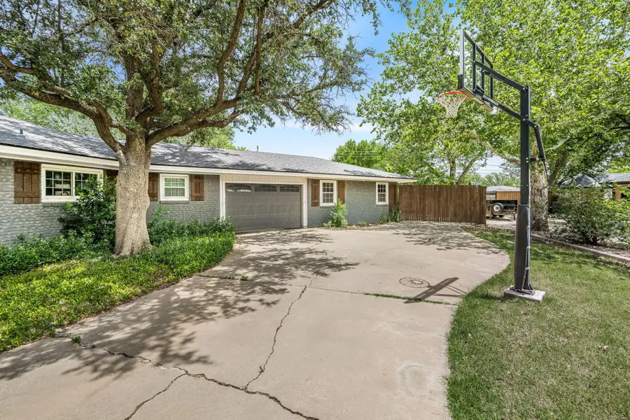 210 N Texas Avenue, Hereford, TX 79045 - #3