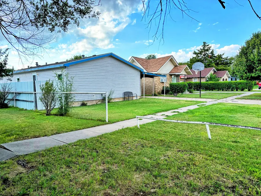 1010 S Baylor Street, Perryton, TX 79070 - #2
