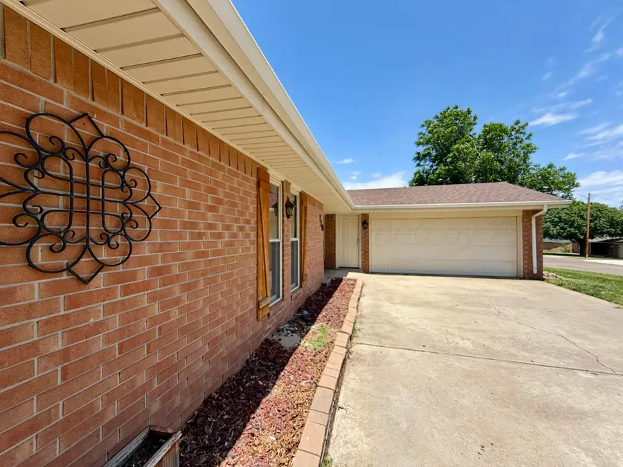 110 Pinehurst Street, Borger, TX 79007 - #3