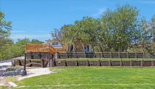 522 S Shore Drive, Amarillo, TX 79118-8009