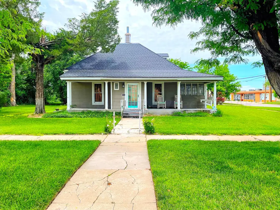 302 S Baylor Street, Perryton, TX 79070 - #2