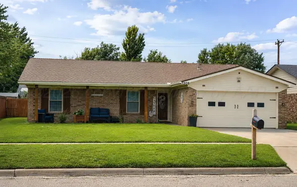 1308 Mills Avenue, Dumas, TX 79029-5324
