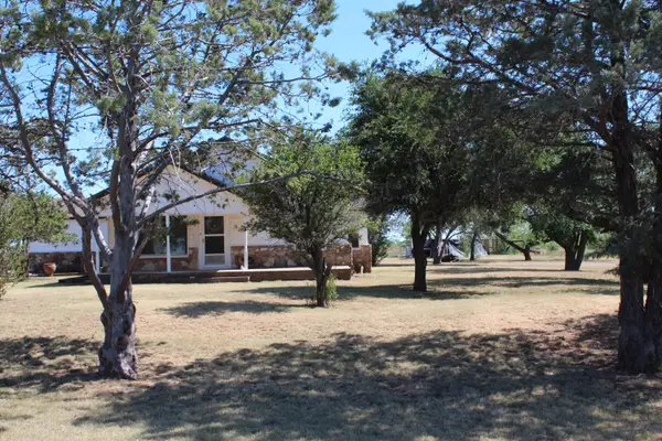567 Randolph Road, Quanah, TX 79252