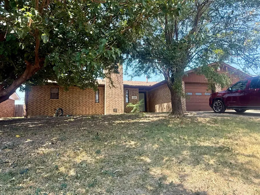 318 N Wilhelm Avenue, Stinnett, TX 79083 - #2