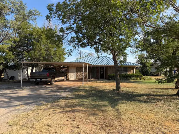800 Ave H Se, Childress, TX 79201
