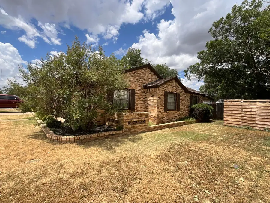 1306 NW Avenue I Nw, Childress, TX 79201 - #3