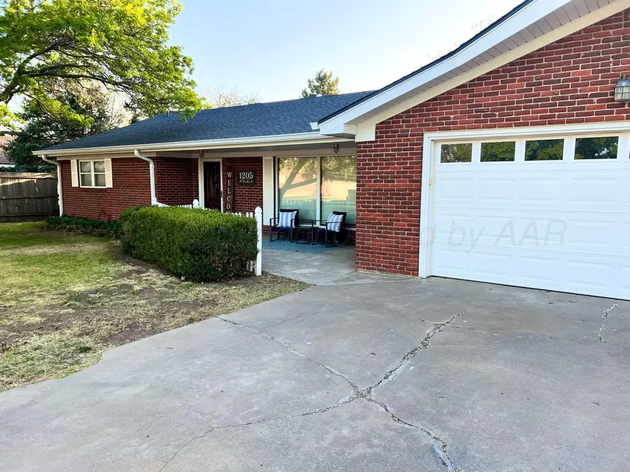 1205 N Chestnut Street, Stratford, TX 79084 - #2