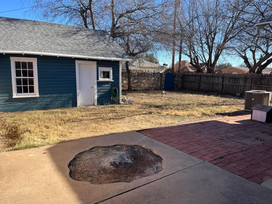 205 4th St Se, Childress, TX 79201 - #3