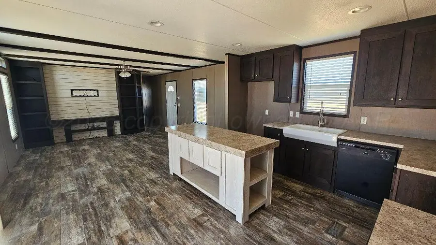 1042 S Wilcox Street, Pampa, TX 79065-8039 - #2