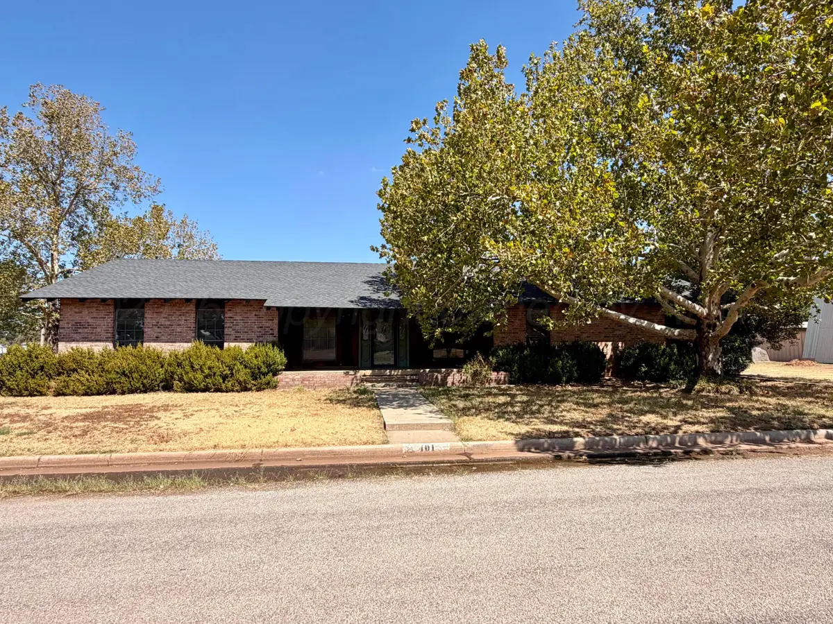 401 Ave J Se, Childress, TX 79201 - #1