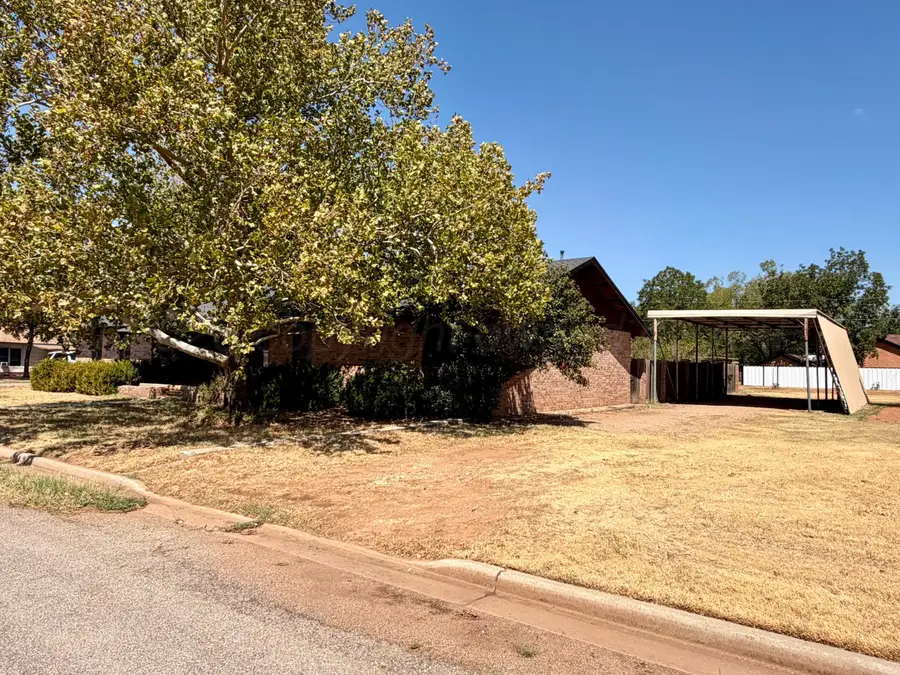 401 Ave J Se, Childress, TX 79201 - #3