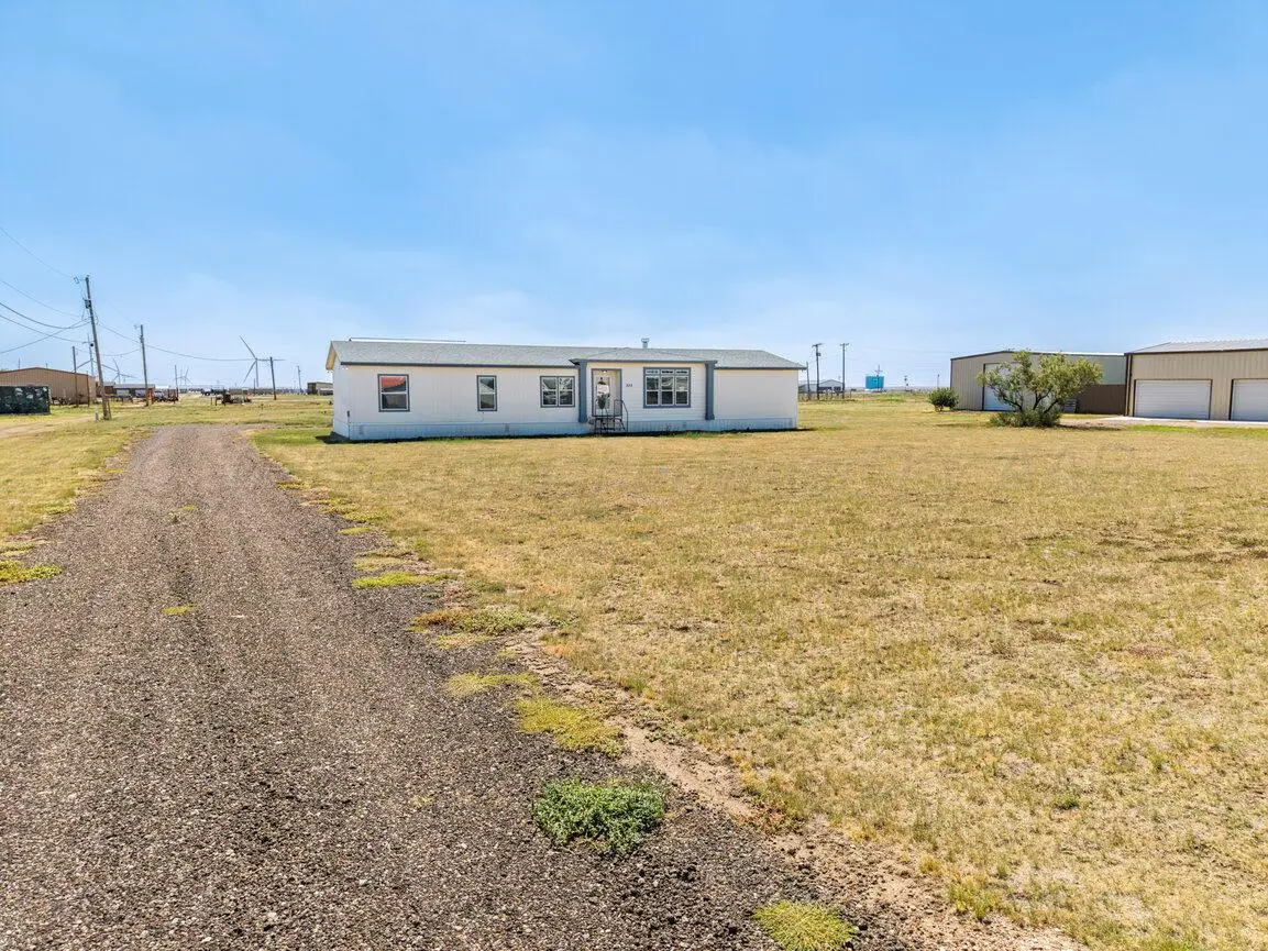 300 10th Street, Claude, TX 79019 - #1