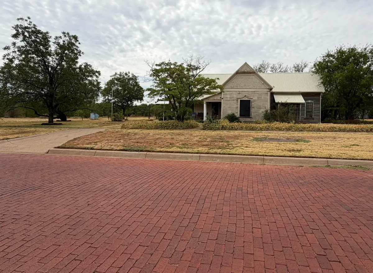801 Avenue B Nw, Childress, TX 79201 - #1