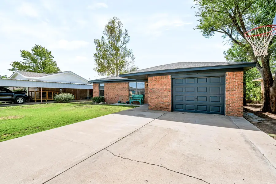 606 S Vaughn Avenue, Fritch, TX 79036 - #2