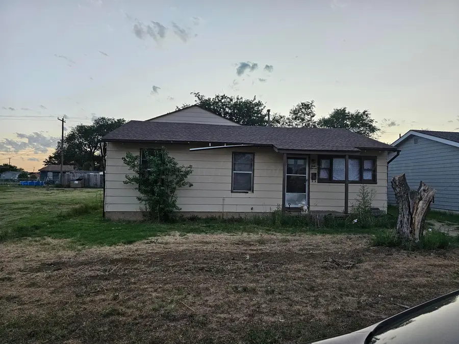 1211 N Apache Street, Amarillo, TX 79107 - #2