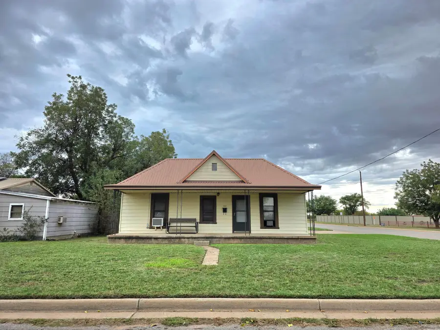 100 Avenue H Se, Childress, TX 79201 - #3