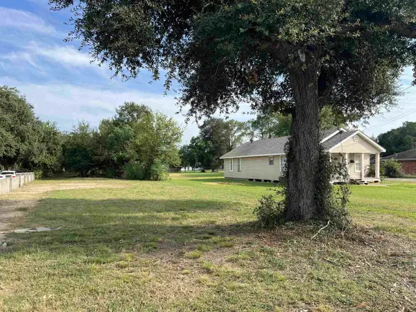 7234 Terrell St, Groves, TX 77619