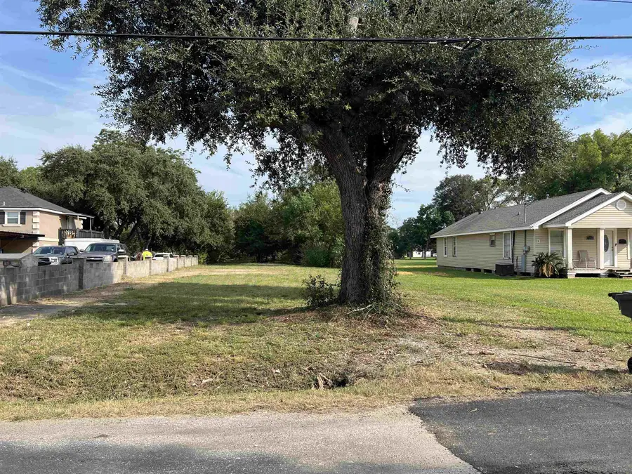 7234 Terrell St, Groves, TX 77619 - #3