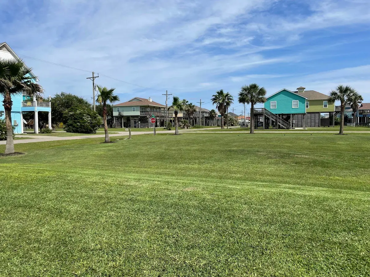 941 Gulfview Dr, Crystal Beach, TX 77650 - #1