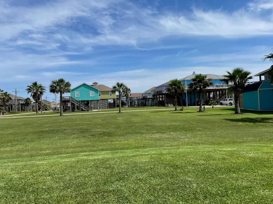941 Gulfview Dr, Crystal Beach, TX 77650 - #2