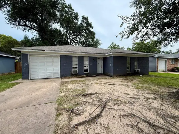 3656 Hemlock St, Orange, TX 77630