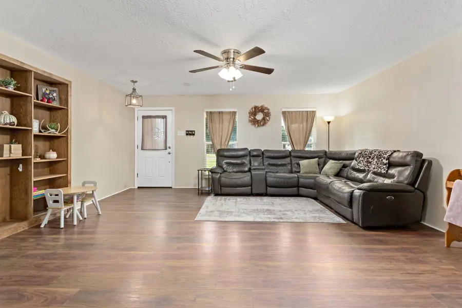 629 Carolyn St, Winnie, TX 77665 - Image #2