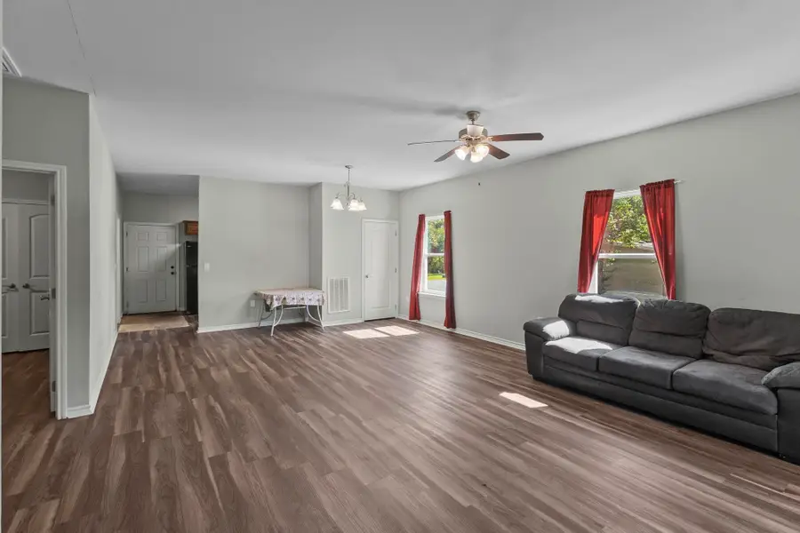 220 Rose City Dr, Vidor, TX 77662 - Image #2