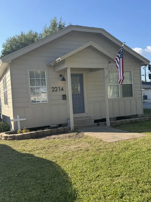 2214 9th St, Port Neches, TX 77651