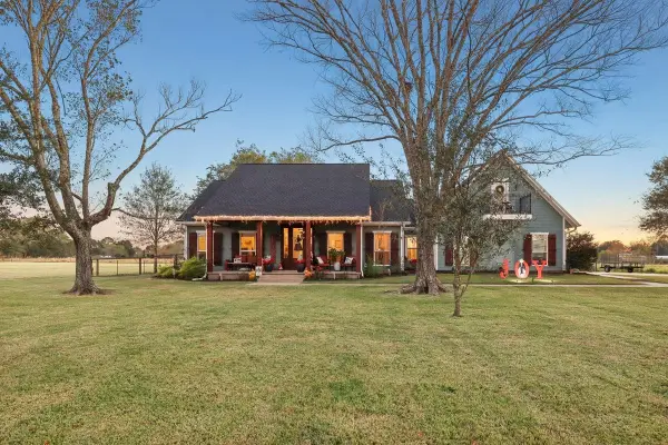 1283 Florida St, Nome, TX 77629