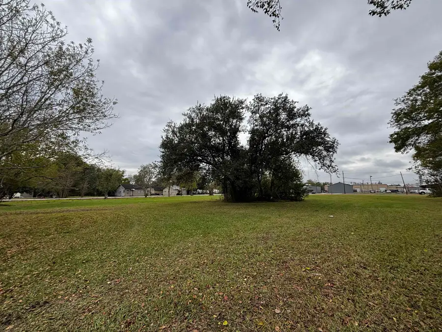 1195 S 4th St, Beaumont, TX 77701 - Image #2