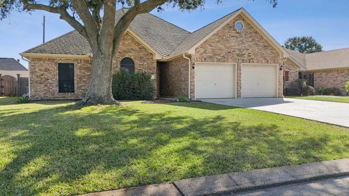 6820 ESSEX LN, Groves, TX 77619-0000 - Image #1