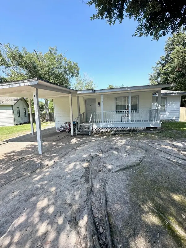 105 Azalea Ave, Orange, TX 77630