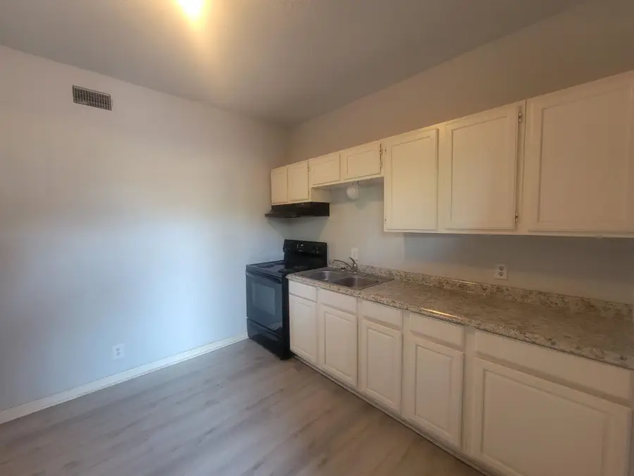 801 W Park, Orange, TX 77630 - Image #3