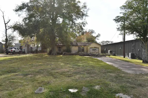 3515 Central Dr, Nederland, TX 77627