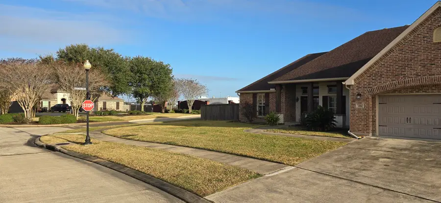 206 Sterling Ridge Dr, Nederland, TX 77627 - Image #2