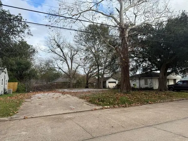 909 Montrose St, Port Neches, TX 77651