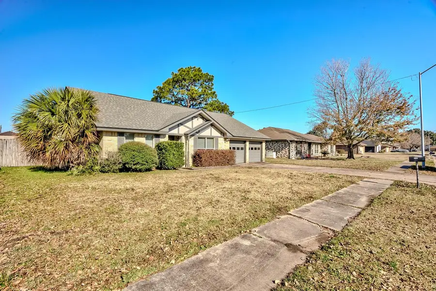 3164 Crest Dr, Port Neches, TX 77651 - #2