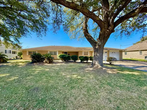 4825 Cleveland Ave, Groves, TX 77619