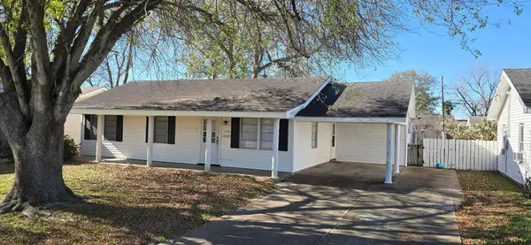 2218 3rd St, Port Neches, TX 77651