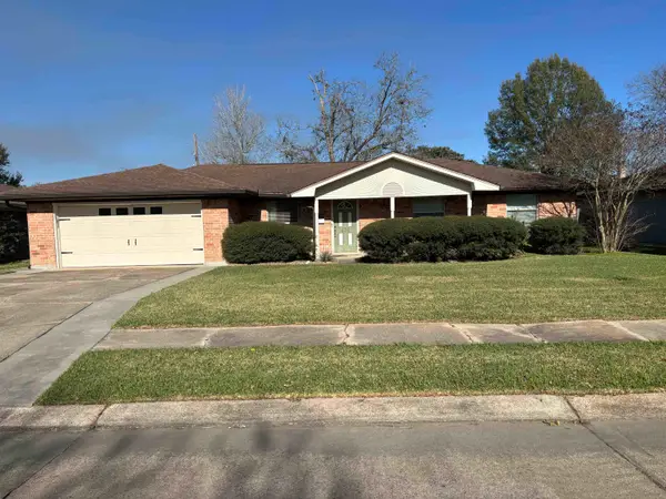 676 Meadowgreen Dr, Port Neches, TX 77651