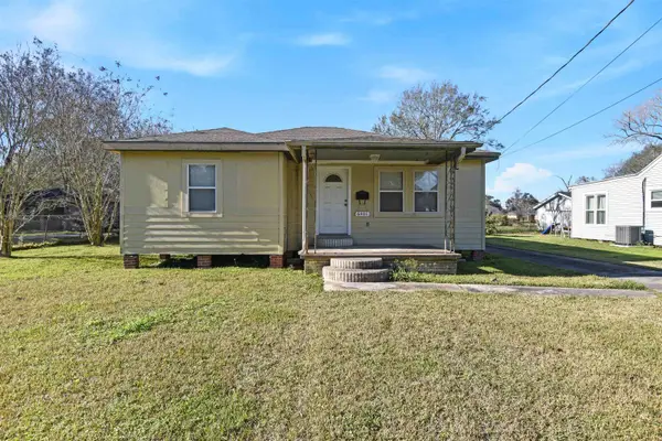 6401 Howe St., Groves, TX 77619